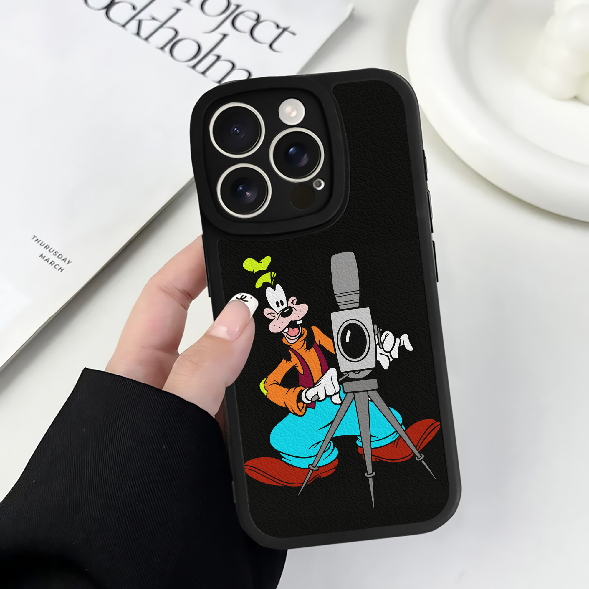 （画像用） ミッキーマウス Mickey Mouse 【iPhone 16シリーズ対応】シリコンスマホケース（レザー調） 材質：シリコン